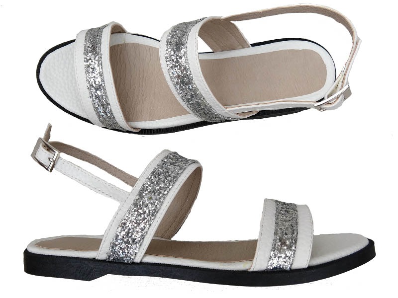 sandalias blancas y planta