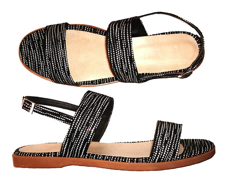 sandalias negras y blancas
