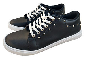 zapatillas negras con tachas