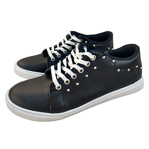 zapatillas negras con tachas